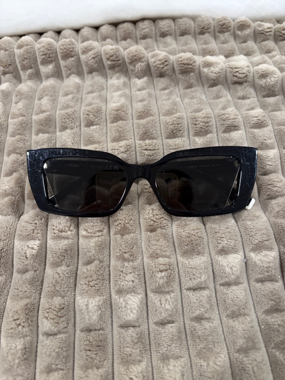 Fendi Black women’s Sunglasses with Subtle Logo